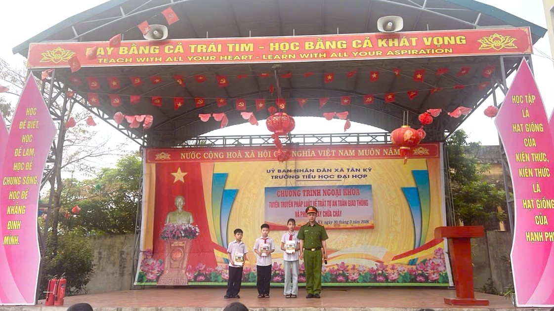 Chi đoàn Công an xã Tân Kỳ tổ chức tuyên truyền an toàn giao thông và phòng cháy, chữa cháy tại Trường Tiểu học Đại Hợp